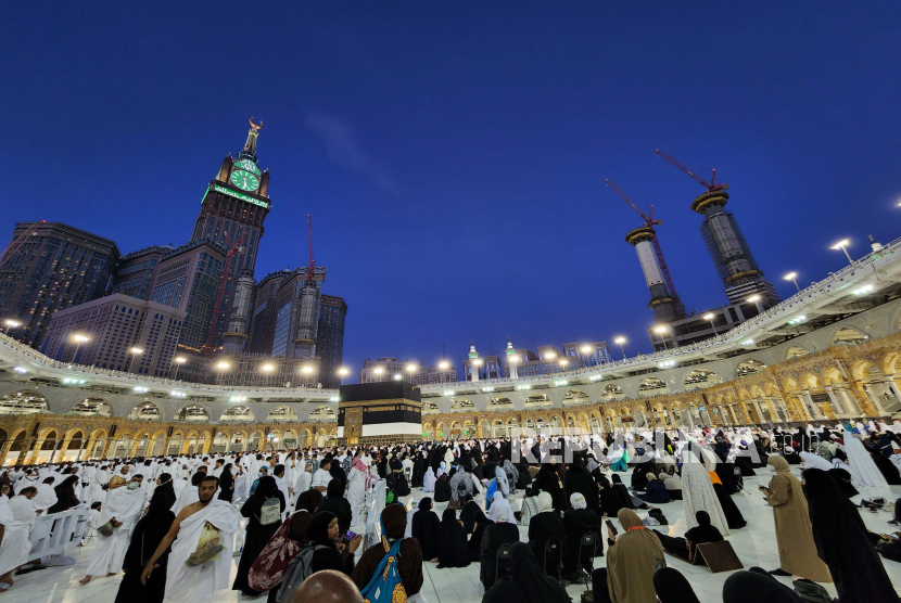  Muslim berdoa di sekitar Ka