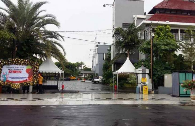 Surabaya Ulang Tahun, Bunga Khofifah Kehujanan di Luar Balai Kota