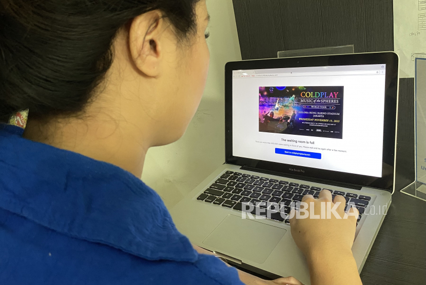 Warga mencoba membeil tiket konser Coldplay secara online di Jakarta, Rabu (17/5/2023).