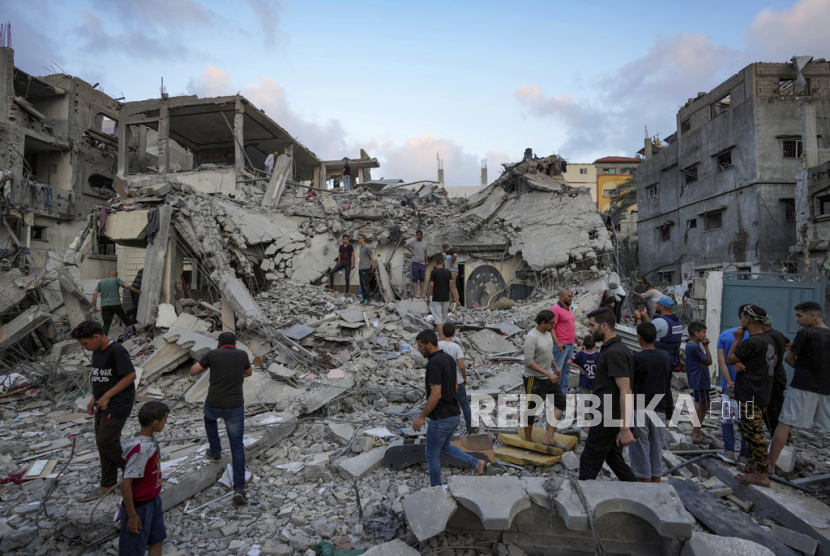Warga Palestina melihat kehancuran pasca serangan udara Israel di Deir al Balah, Jalur Gaza, Selasa, 30 April 2024.