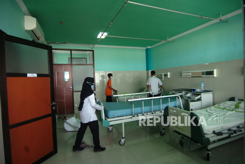 Sejumlah tenaga medis menata tempat tidur di ruangan isolasi pasien COVID-19 (ilustrasi)