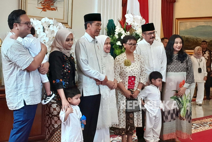 Menteri Luar Negeri Retno Marsudi dan Menkominfo Budi Arie saat menghadiri open house di Istana Kepresidenan Jakarta, Rabu (10/4/2024).
