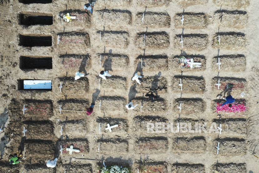Foto udara yang diambil dengan drone menunjukkan pekerja mengubur peti mati korban Covid-19 (ilustrasi)