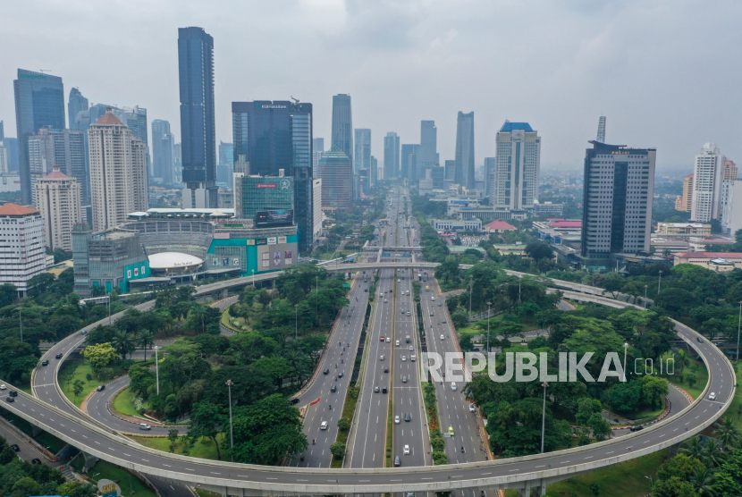 Foto aerial kendaraan melintas di kawasan Semanggi, Jakarta, Jumat (27/3/2020). Lengangnya Jakarta akibat kebijakan physical distancing membantu memperbaiki kualitas udara Ibu Kota.