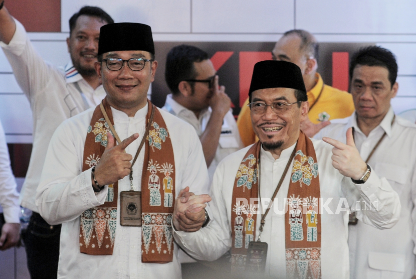 Pasangan bakal calon gubernur dan wakil gubernur DKI Jakarta Ridwan Kamil (kiri) dan Suswono (kanan) berpose usai mendaftar di kantor KPU DKI Jakarta, Rabu (28/8/2024).