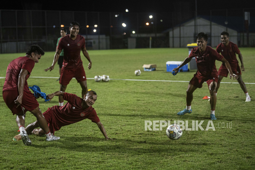 Pemain Timnas Indonesia mengikuti latihan di lapangan latih Jakarta International Stadium (JIS), Jakarta, Kamis (23/3/2023). 