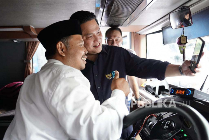 Menteri BUMN Erick Thohir melepas keberangkatan pemudik yang mengikuti program Mudik Bersama BUMN Tahun 2023 di Gelora Bung Karno, Jakarta, Selasa (18/4/2023). Program  Mudik Bersama BUMN Tahun 2023 diikuti sebanyak 78.017 pemudik.