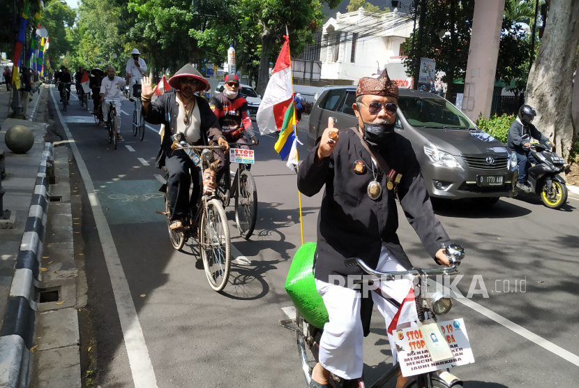 Pesepeda onthel yang tergabung dalam Paguyuban Sepeda Baheula (PSB) Bandung melintas di Jalan Wastukancana, Kota Bandung, (ilustrasi). Pemkot Bandung telah menyediakan jalur sepeda sepanjang 15 kilometer.