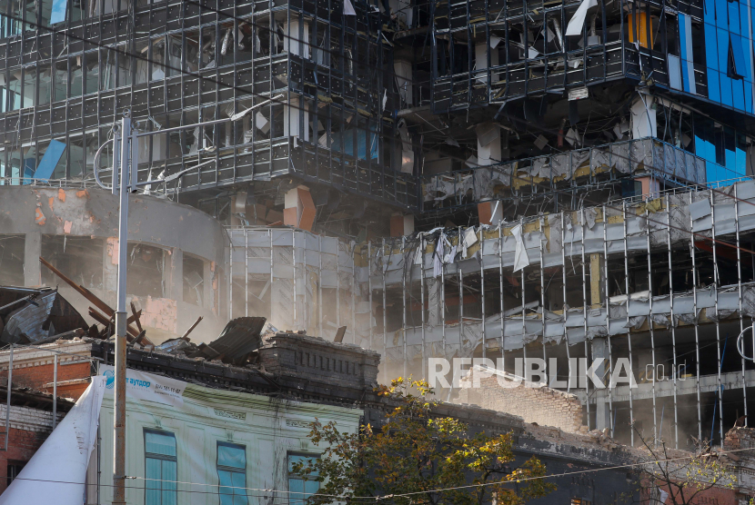  Sebuah bangunan rusak setelah penembakan di pusat kota Kyiv (Kiev), Ukraina, 10 Oktober 2022. Presiden Polandia Andrzej Duda mengatakan, Rusia harus membayar biaya rekonstruksi Ukraina. Menurutnya, masyarakat internasional akan menuntut Moskow melakukan hal tersebut.