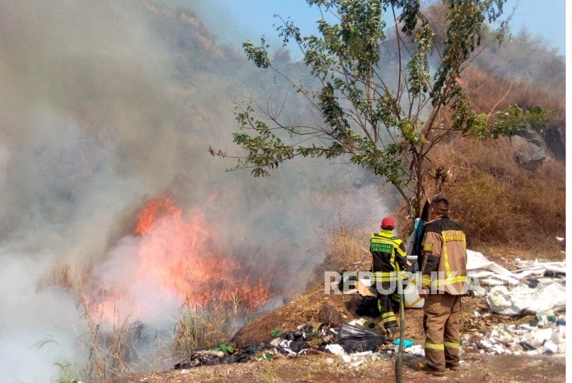 Kebakaran lahan terjadi di kawasan Gunung Paseban, Kecamatan Kutawaringin, Kabupaten Bandung, Jawa Barat, Senin (21/8/2023) sore. 