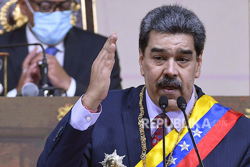  Presiden Venezuela Nicolas Maduro menyampaikan pidato tahunannya kepada negara di hadapan anggota parlemen di Majelis Nasional di Caracas, Venezuela, Sabtu, 15 Januari 2022.