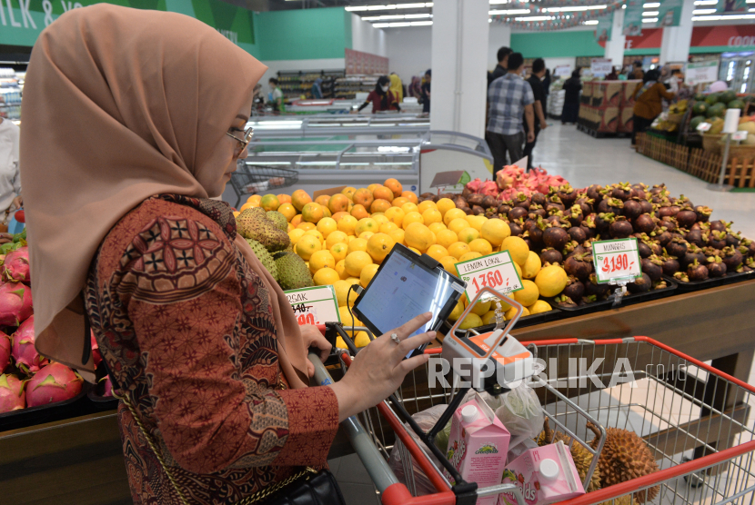 Pengunjung melakukan transaksi secara digital setelah dibukanya toko ritel digital Tangerang, Banten, Rabu (8/3/2023). 