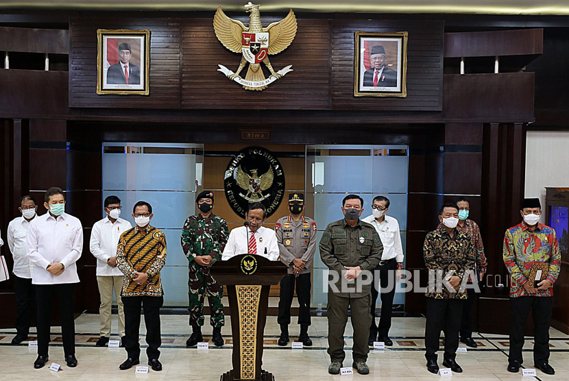 Menteri Koordinator Politik Hukum dan Keamanan (Menko Polhukam) Mahfud MD (keenam kiri) mengumumkan penghentian segala kegiatan Front Pembela Islam (FPI) di Jakarta, Rabu (30/12/2020). Pemerintah melarang segala kegiatan FPI karena sejak 21 Juni 2019 secara 