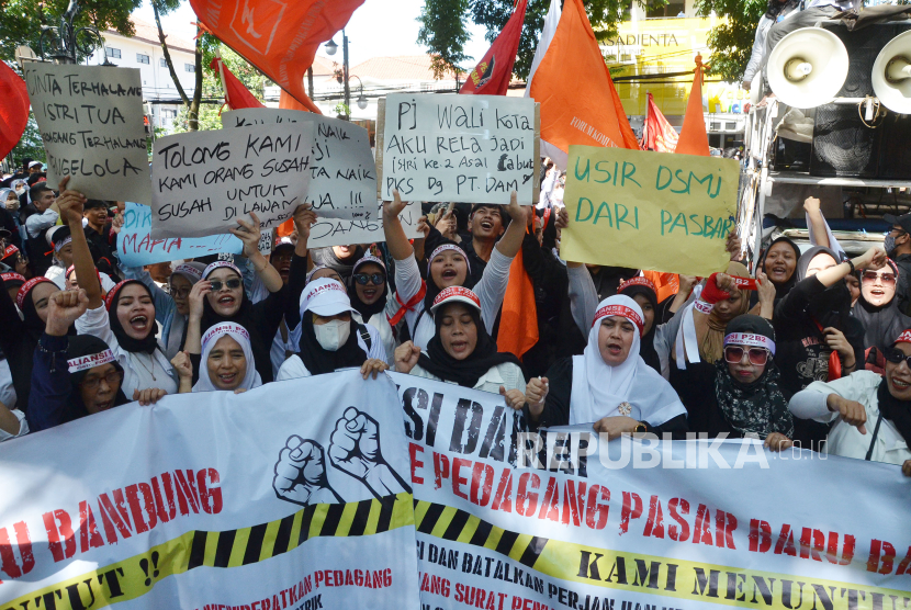 Para pedagang Pasar Baru Kota Bandung yang tergabung dalam Aliansi Pedagang Pasar Baru Bersatu. Para pedagang Pasar Baru Bandung melakukan aksi demo meminta segel toko dibuka.