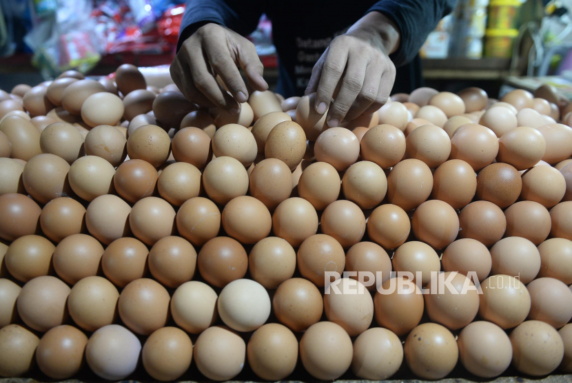 Harga telur dan daging ayam ras di pasar Kota Medan dan sekitarnya bergerak naik. 