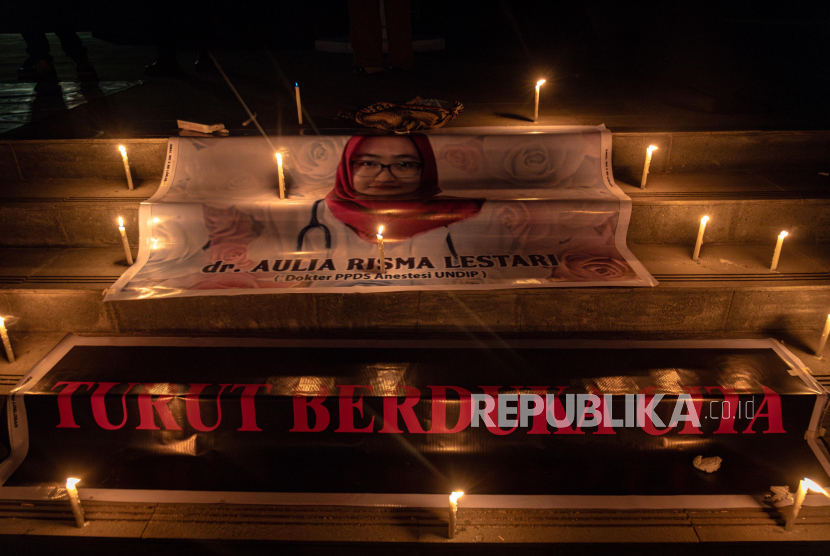 Sejumlah lilin menghiasi poster duka cita atas meninggalnya salah satu mahasiswi PPDS Anestesi berinisial ARL (30) dengan dugaan perundungan, di Semarang, Jawa Tengah, Senin (2/9/2024).