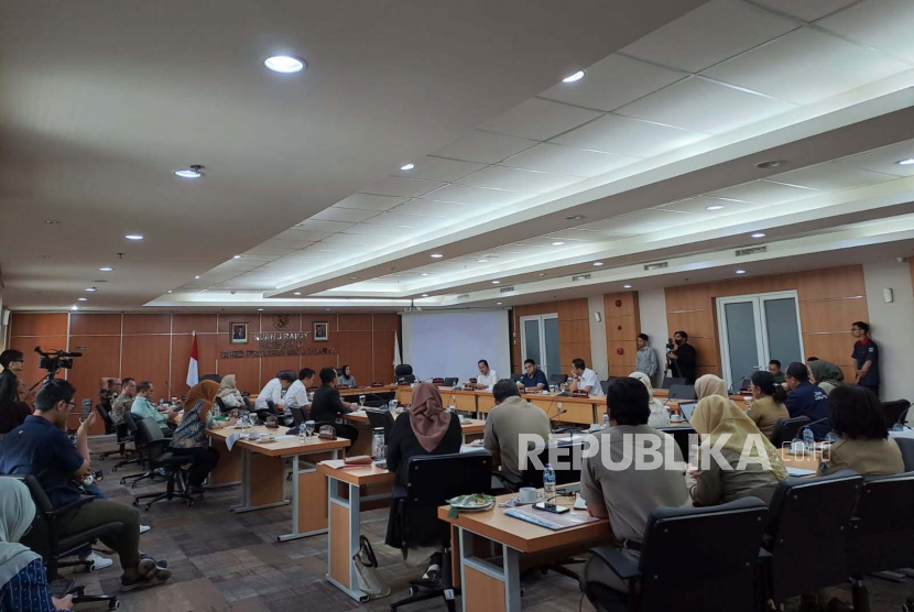 Rapat Komisi D DPRD DKI membahas soal rumah susun di Jakarta, Selasa (11/7/2023). Legislator memarahi Dinas Perumahan DKI karena penghuni rumah susun punya mobil.
