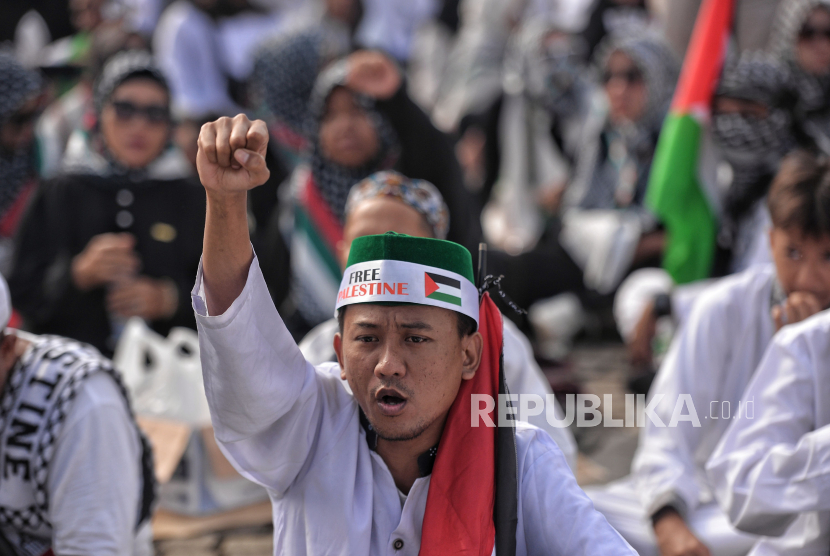 Sejumlah peserta meneriakkan yel-yel dukung Palestina saat mengikuti aksi Munajat Kubro 212 di kawasan Monas, Jakarta Pusat, Sabtu (2/12/2023). 