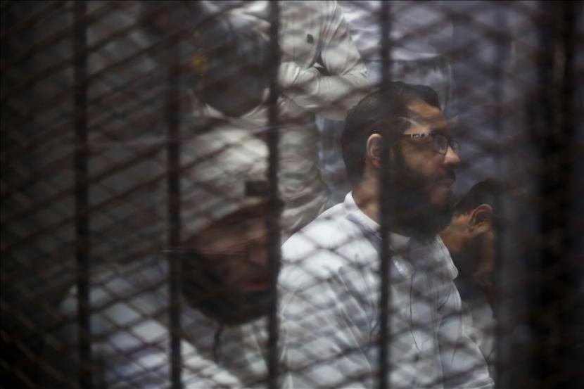 Pengadilan Mesir pada Kamis menjatuhkan hukuman mati kepada 24 anggota Ikhwanul Muslimin dalam dua kasus terpisah yang melibatkan pembunuhan petugas kepolisian.