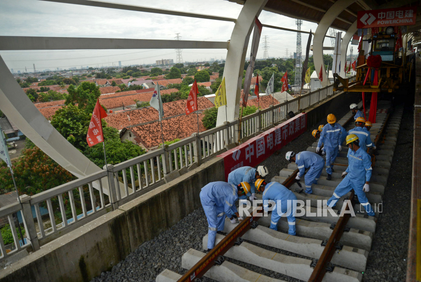 Pekerja melakukan pemasangan rel Kereta Api Cepat Jakarta Bandung (KCJB) di Stasiun Halim, Jakarta , Jumat (31/3/2023). Kementerian Perhubungan (Kemenhub) menyetujui masa konsesi Kereta Cepat Jakarta Bandung yang dioperasikan oleh Kereta Cepat Indonesia-China (KCIC) selama 80 tahun.