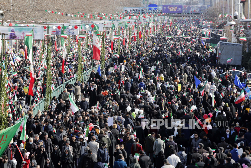 Warga Iran merayakan selama peringatan Revolusi Islam 1979, di alun-alun Azadi (Kebebasan) di Teheran (Ilustrasi) 