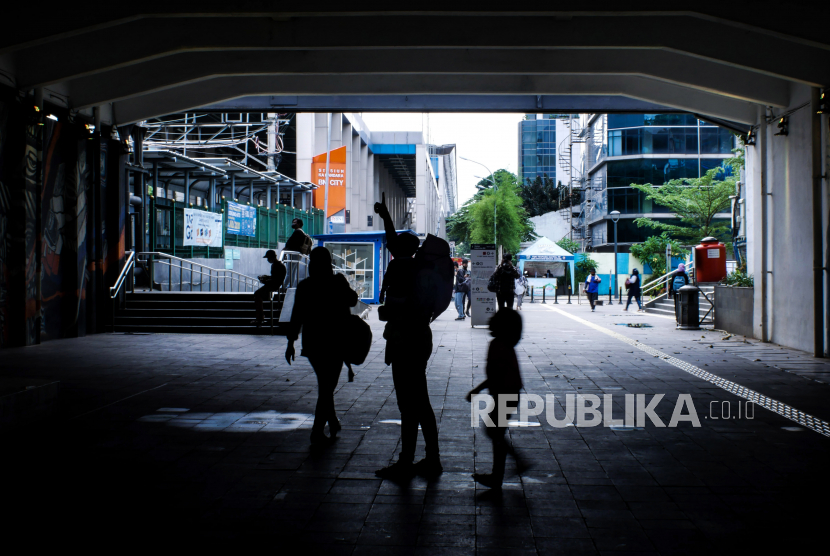 Warga melintas di Jalan Kendal, Jakarta, Rabu (3/2/2021). Pemprov DKI Jakarta akan mengkaji opsi karantina wilayah atau lockdown di akhir pekan dalam upaya penanganan COVID-19. 