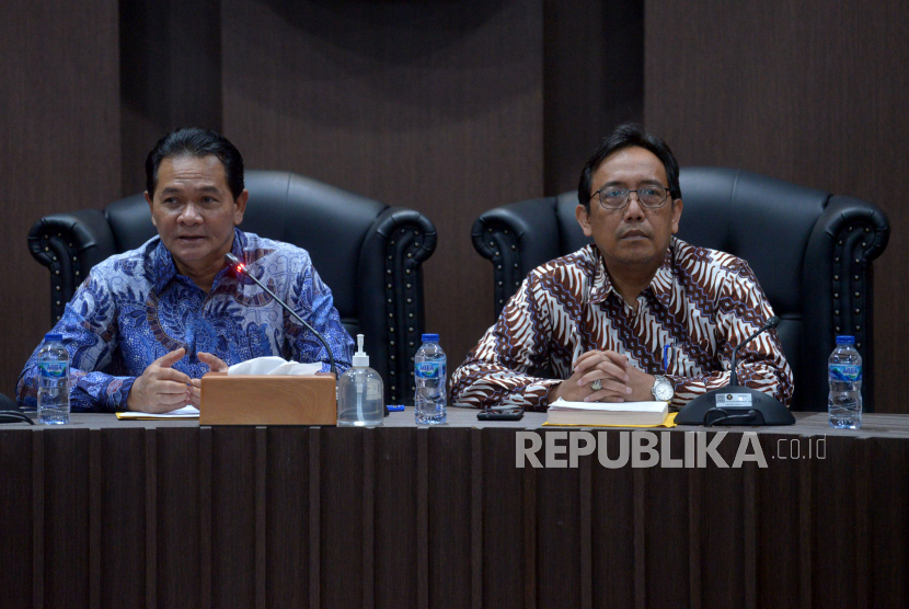 Ketua Dewan Kehormatan Penyelenggara Pemilu (DKPP) Heddy Lugito (kiri) bersama Anggota DKPP I Dewa Kade Wiarsa Raka Sandi (kanan) menyampaikan keterangan pers terkait aduan penyelenggara pemilu di Ruang Sidang Utama, Gedung DKPP, Jakarta, Kamis (24/11/2022). Dalam satu bulan terkahir DKPP telah menerima 33 aduan dari masyarakat terhadap penyelenggara pemilu diantaranya ditujukan untuk Anggota Badan Pengawas Pemilu (Bawaslu) dan Komisi Pemilihan Umum (KPU) di kabupaten/kota. Republika/Prayogi