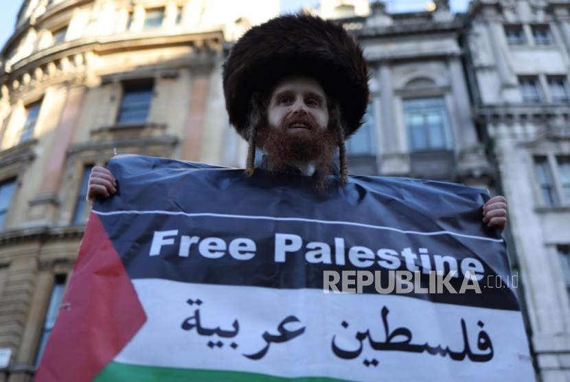 Seorang Yahudi ortodoks pada pawai pro-Palestina di London, Inggris, 25 November 2023.