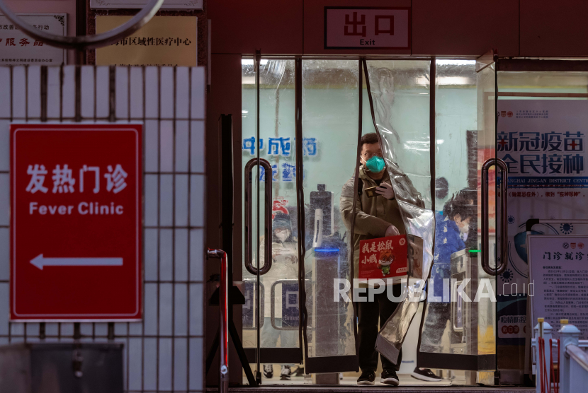 Seorang pria keluar dari klinik demam, di Shanghai, China, 27 Desember 2022. Wilayah perdesaan di China berlomba untuk memperkuat fasilitas medis mereka.