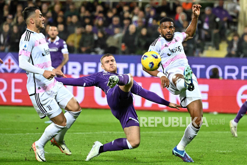 Laga Fiorentina vs Juventus di Liga Italia akhir pekan lalu. Fiorentina dijatuhi hukuman pengosongan satu tribun penonton karena yel-yel rasis yang diucapkan penggemarnya kepada tiga pemain Juventus. 