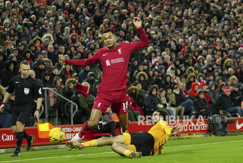  Rayan Ait-Nouri menjegal Cody Gakpo dari Liverpool pada pertandingan sepak bola Piala FA Inggris antara Liverpool dan Wolverhampton Wanderers di Anfield di Liverpool, Inggris, Ahad (8/1/2023) dini hari WIB.