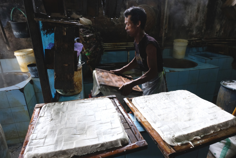 Pekerja memproduksi tahu di sentra UMKM (Usaha Mikro, Kecil dan Menengah) Kelurahan Brojolan, Temanggung, Jawa Tengah. 