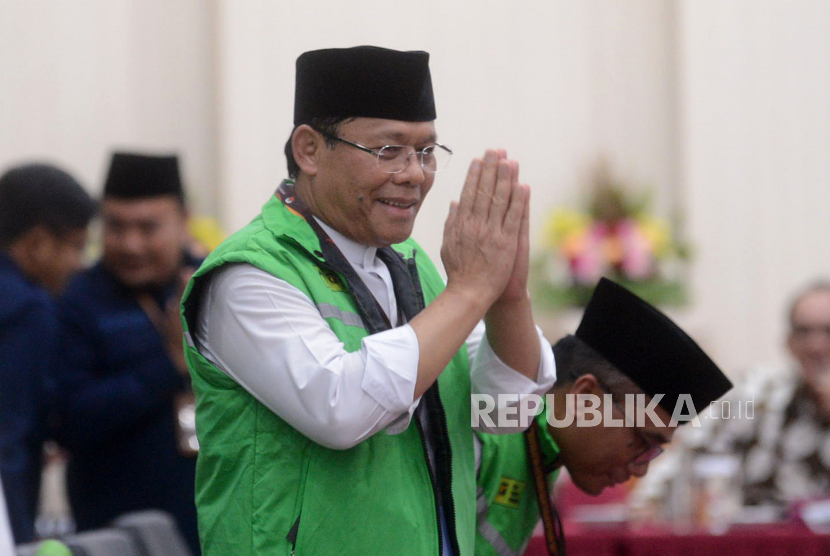 Plt Ketua Umum DPP PPP Muhamad Mardiono menyapa anggota KPU sebelum menyerahkan berkas pendaftaran bakal caleg PPP di Kantor KPU RI, Jakarta, Jumat (12/5/2023). Partai Persatuan Pembangunan  (PPP) mendaftarkan 580 bakal calon legislatif (Bacaleg) anggota DPR ke Komisi Pemilihan Umum (KPU). Setelah menerima dan memeriksa berkas-berkas tersebut, KPU RI akan memberitahukan status kelengkapan berkas pendaftaran bakal calon legislatif untuk DPR RI. Apabila berkas tersebut dinyatakan tidak lengkap, KPU memberikan kesempatan untuk melakukan perbaikan sebelum batas waktu akhir pendaftaran bakal caleg DPR RI pada Minggu (14/5) pukul 23.59 WIB.