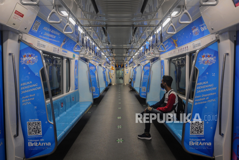 Penumpang saat menaiki MRT di Jakarta, Senin (2/11). MRT ingin mengedukasi masyarakat bagaimana menggunakan transportasi umum dengan sehat