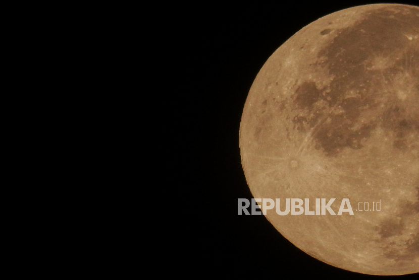 Bulan purnama merah jambu (Pink Moon) bersinar di langit kawasan Bekasi, Jawa Barat, Ahad (17/4/2022).  Pada 1 dan 2 April 2026, fenomena Bulan Purnama April yang dikenal sebagai Pink Moon akan menghiasi langit malam di bumi.