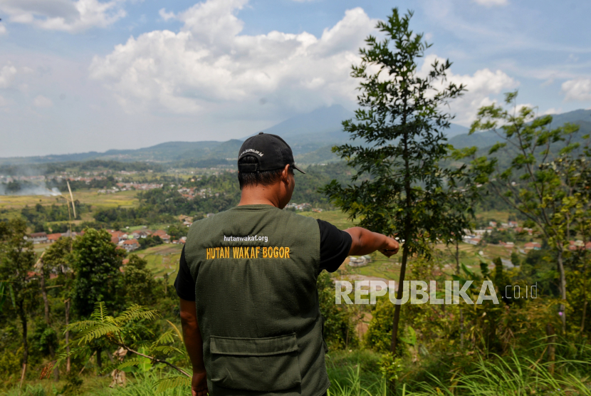 Petugas dari Yayasan Hutan Wakaf Bogor, menunjukan area lokasi hutan wakaf di Desa Cibunian, Kecamatan Pamijahan, Kabupaten Bogor, Jawa Barat, Senin (2/10/2023). 