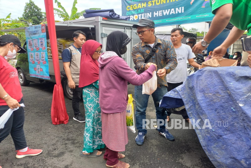 Warga mengantre untuk mendapatkan beras murah dalam operasi pasar di halaman Kantor Kecamatan Cihideung, Kota Tasikmalaya, Jumat (17/2/2023). 