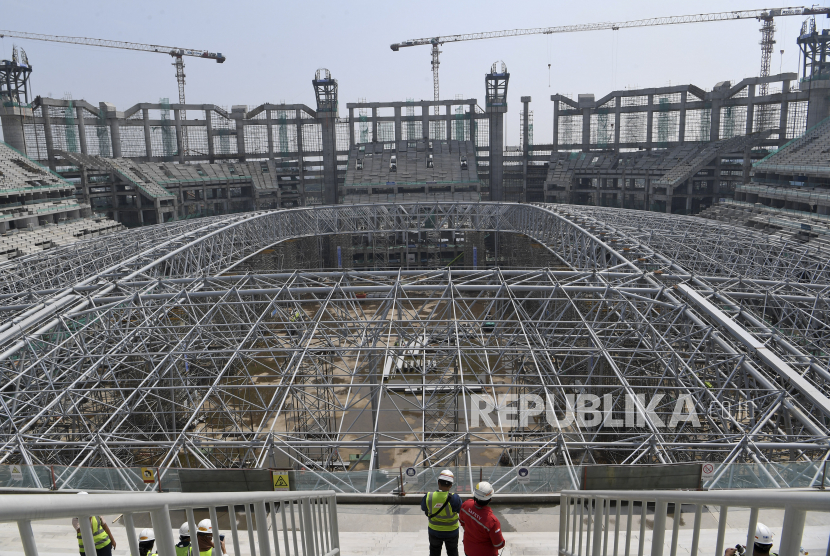 Suasana proyek pembangunan Jakarta International Stadium di Tanjung  Priok, Jakarta, Senin (7/6/2021). Proyek pembangunan stadion berkapasitas  82.000 penonton itu hingga Kamis (3/6) telah mencapai 58,2 persen dan saat ini telah memasuki proses pengangkatan rangka atap bangunan. 