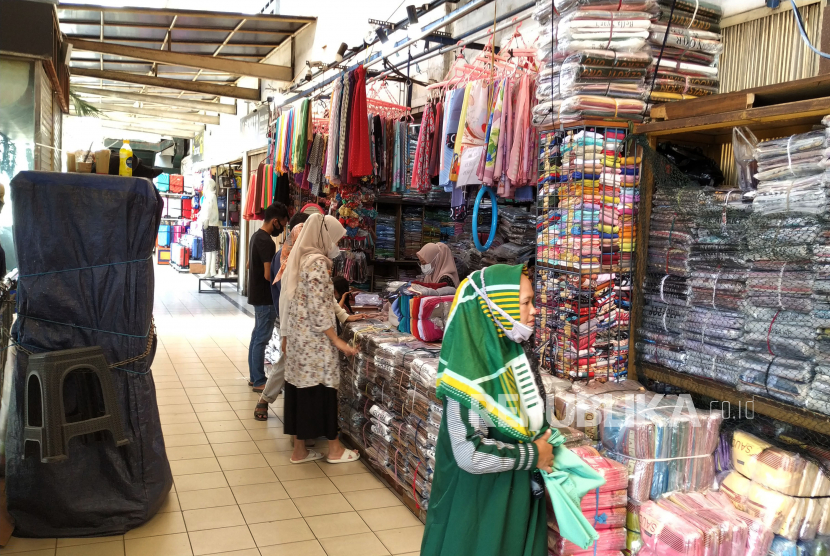 Setelah sebelumnya tutup saat PPKM, pusat perbelanjaan Pasar Baru Kota Bandung, kini diperbolehkan buka, Ahad (1/8). Meski demikian, suasana masih sepi pengunjung. Sejumlah peraturan pun diberlakukan, pengunjung wajib pakai masker dan harus melalui cek suhu tubuh. Selain itu, toko yang buka diberlakukan nomor ganjil genap secara bergiliran.