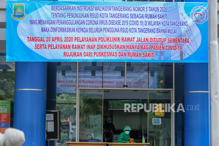 Petugas berjaga di pintu masuk RSUD Kota Tangerang, Banten. RSUD Tangerang untuk sementara tak melayani pasien dengan keluhan lain.