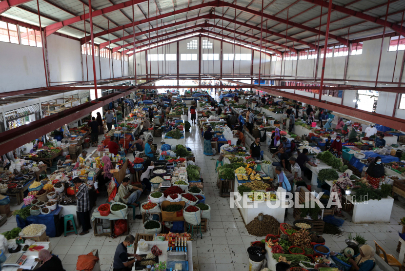 Pangan yang dipajang di pasar tradisional di Banda Aceh, Indonesia, 30 Agustus 2021. Organization for Economic Cooperation and Development (OECD) memproyeksi pertumbuhan ekonomi Indonesia berdasarkan produk domestik bruto (PDB) tumbuh 3,7 persen pada tahun ini. 
