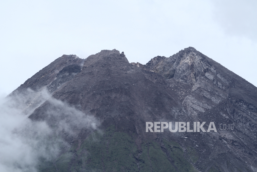 Kubah lava di puncak Gunung Merapi terlihat dari Desa Kinahrejo, Cangkringan, Sleman, DI Yogyakarta.