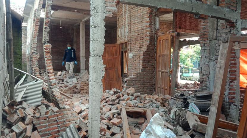 Tim Labfor Duga Ada 4 Kg Bahan Petasan yang Meledak Hancurkan Rumah di Kediri