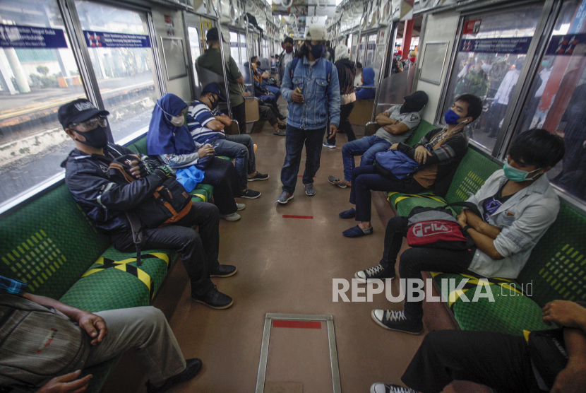 Suasana KRL Commuter Line di  Bogor, Jawa Barat, Senin (20/4/2020). Pengguna KRL Commuter Line nantinya akan diminta untuk melaporkan tujuan mereka bepergian menggunakan moda transportasi massal itu.
