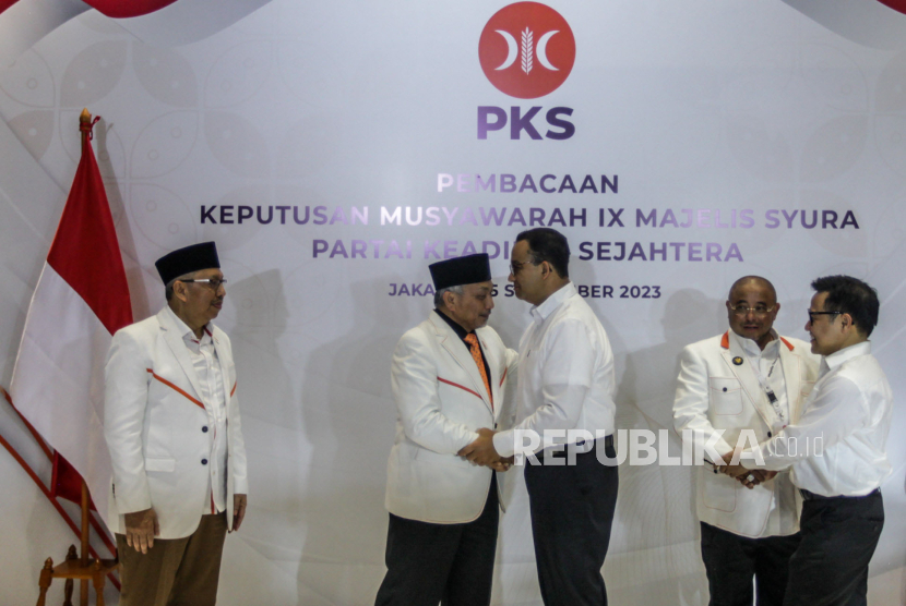 Presiden PKS Ahmad Syaikhu (kedua kiri) bersama Sekjen PKS Aboe Bakar Alhabsyi (kedua kanan),Anies Baswedan (tengah) Muhaimin Iskandar (kanan) bersalaman usai Rapat Majelis Syuro PKS.