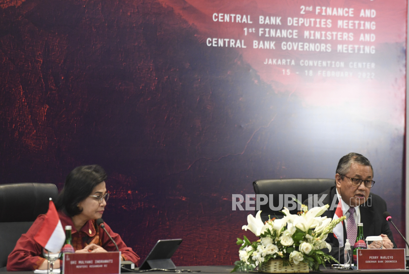 Menteri Keuangan Sri Mulyani Indrawati (kiri) bersama Gubernur Bank Indonesia Perry Warjiyo memberikan keterangan pers usai. Bank Indonesia (BI) memperkirakan Bank Sentral AS Federal Reserve (The Fed) bisa menaikan suku bunga acuannya hingga lebih dari tujuh kali.