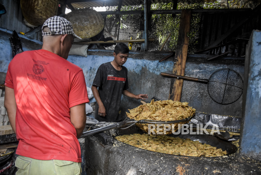 Pekerja menggoreng tempe di salah satu industri rumahan di Jalan Kosambi, Kota Bandung. Tempe goreng dinobatkan sebagai hidangan vegan tradisional terbaik keempat dunia/ilustrasi