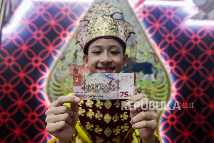 Izham anak yang wajahnya dicetak di mata uang Rp 75.000 menghadiri Festival Rupiah Berdaulat Indonesia (FERBI) 2023 di Istora Senayan, kompleks Gelora Bung Karno, Jakarta, Sabtu (19/8/2023). 