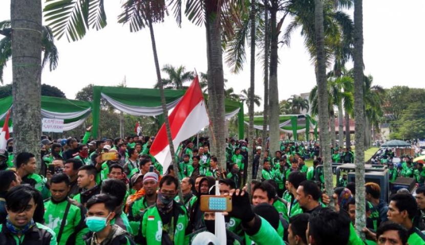 Larangan Ojol Tarik Penumpang, Asosiasi Ojol Ajukan 3 Tuntutan. (FOTO: Irwan Wahyudi)