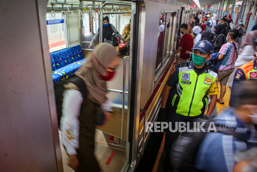 Aktivitas penumpang KRL di Stasiun Tangerang, Banten, Ahad (7/6/2020). PT Kereta Commuter Indonesia (KCI) menambah jam operasional KRL mulai pukul 04